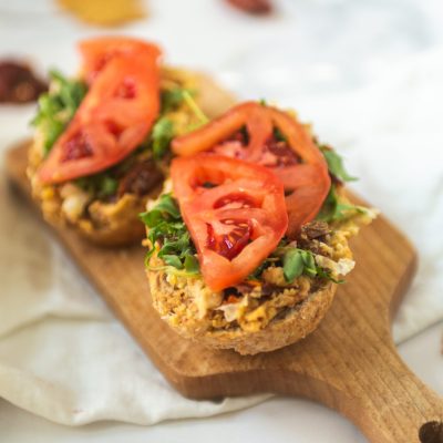 BUŁKA Z MAJONEZOWO-POMIDOROWĄ PASTĄ Z CIECIERZYCY 2